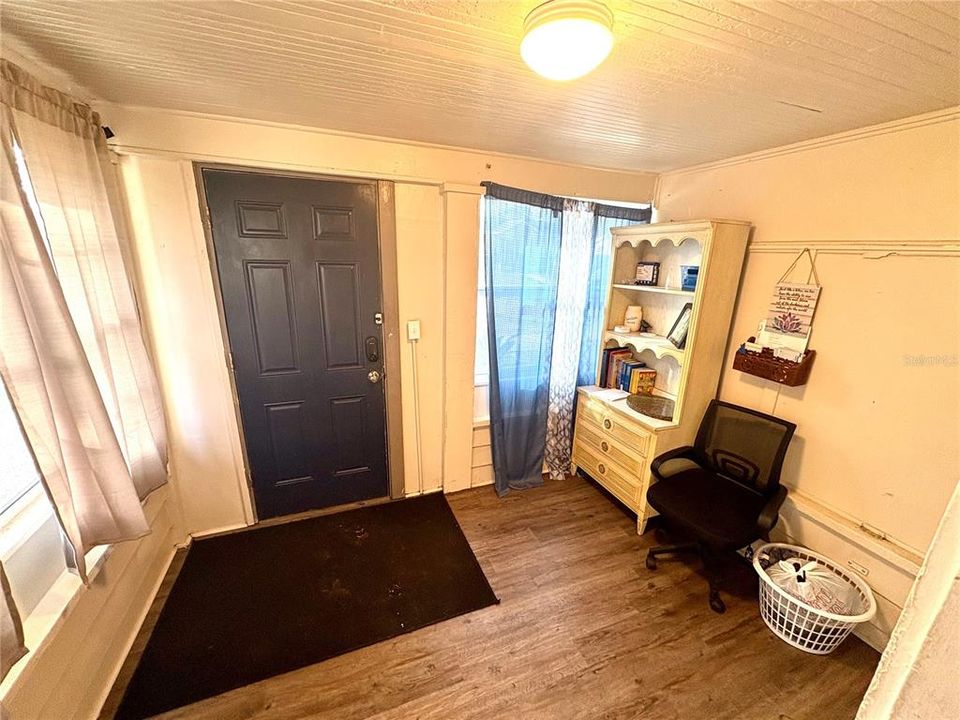 For Rent: $2,000 (2 beds, 1 baths, 570 Square Feet)