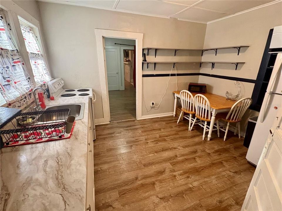 For Rent: $2,000 (2 beds, 1 baths, 570 Square Feet)