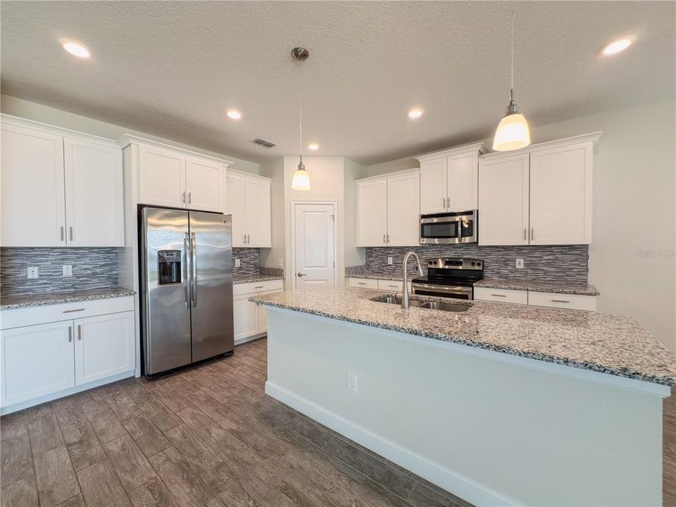 En Venta: $609,990 (4 camas, 3 baños, 2655 Pies cuadrados)