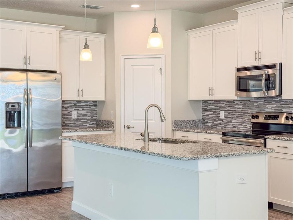 En Venta: $609,990 (4 camas, 3 baños, 2655 Pies cuadrados)