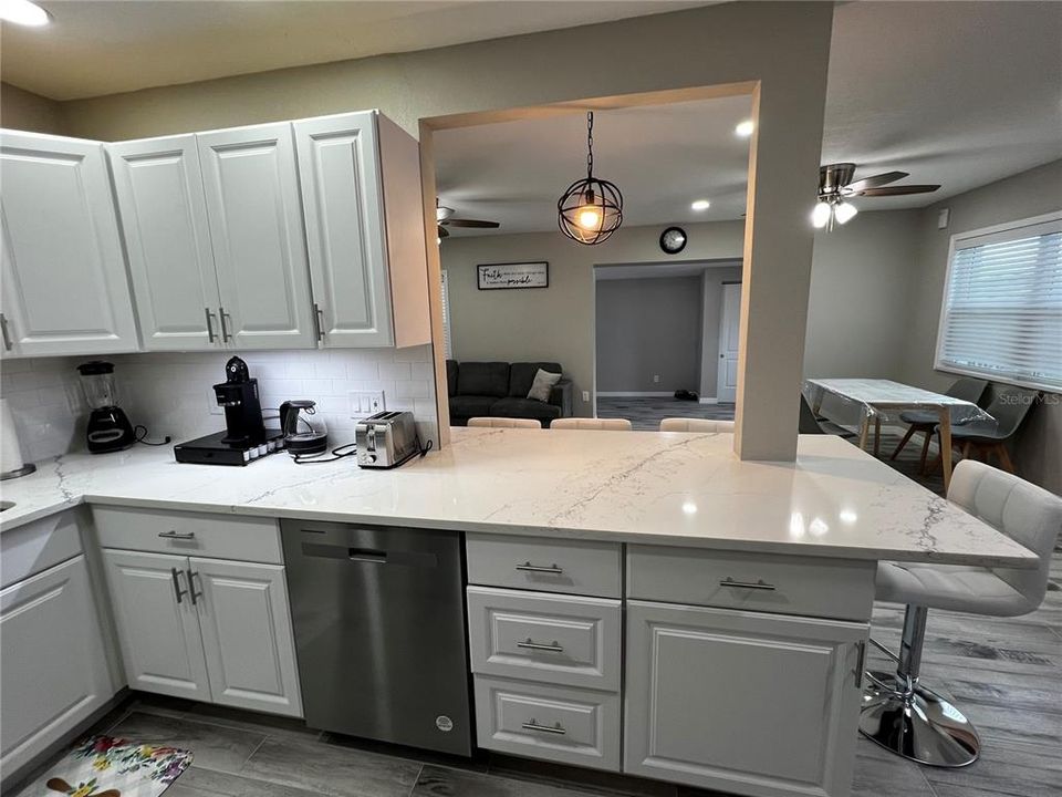 На продажу: $279,000 (2 спален, 1 ванн, 1116 Квадратных фут)