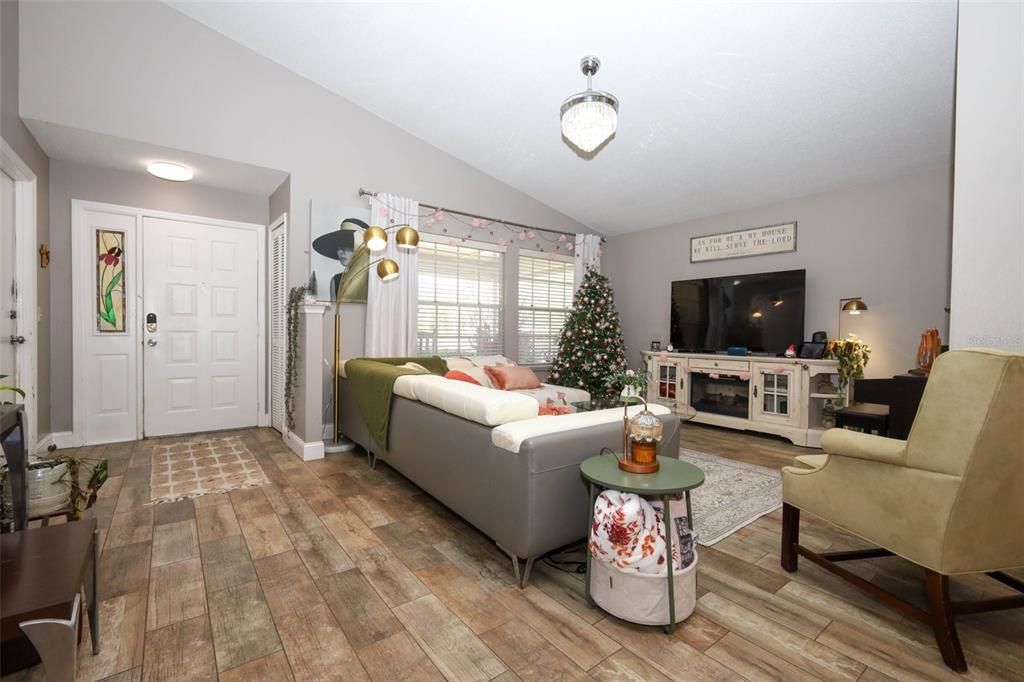 For Sale: $386,000 (3 beds, 2 baths, 1300 Square Feet)