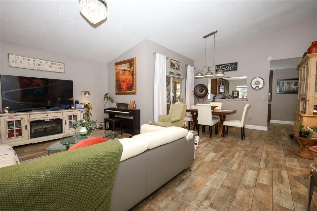 For Sale: $386,000 (3 beds, 2 baths, 1300 Square Feet)