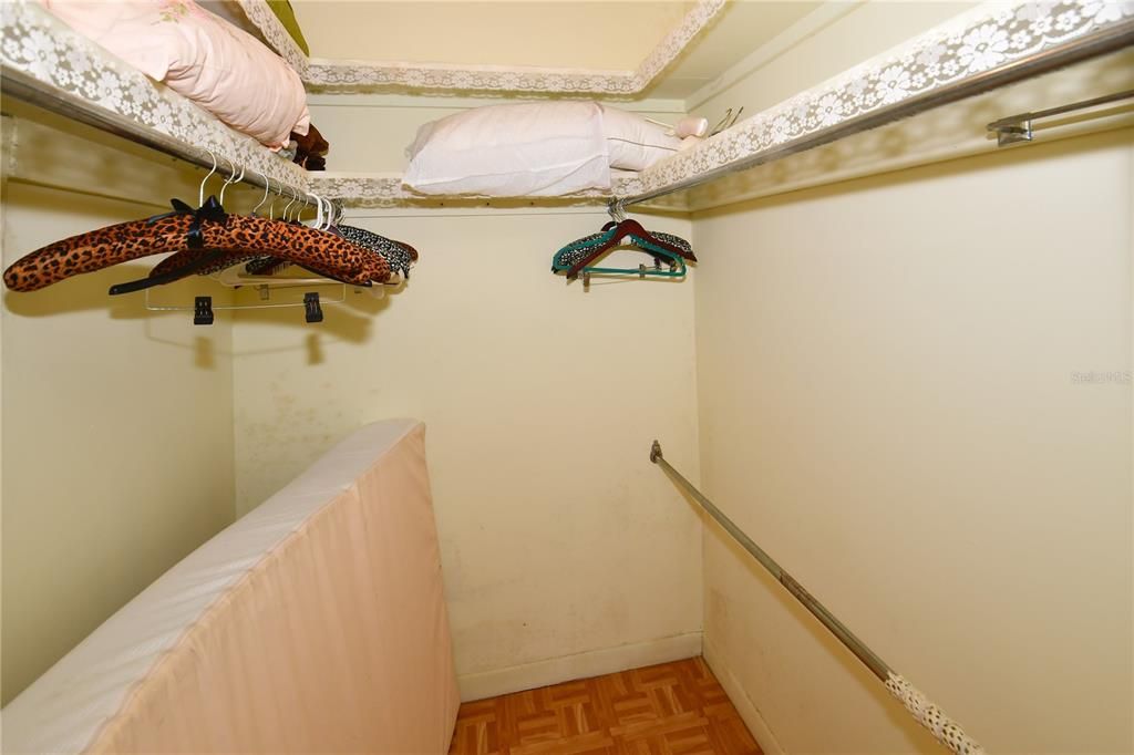 For Sale: $59,900 (1 beds, 1 baths, 869 Square Feet)