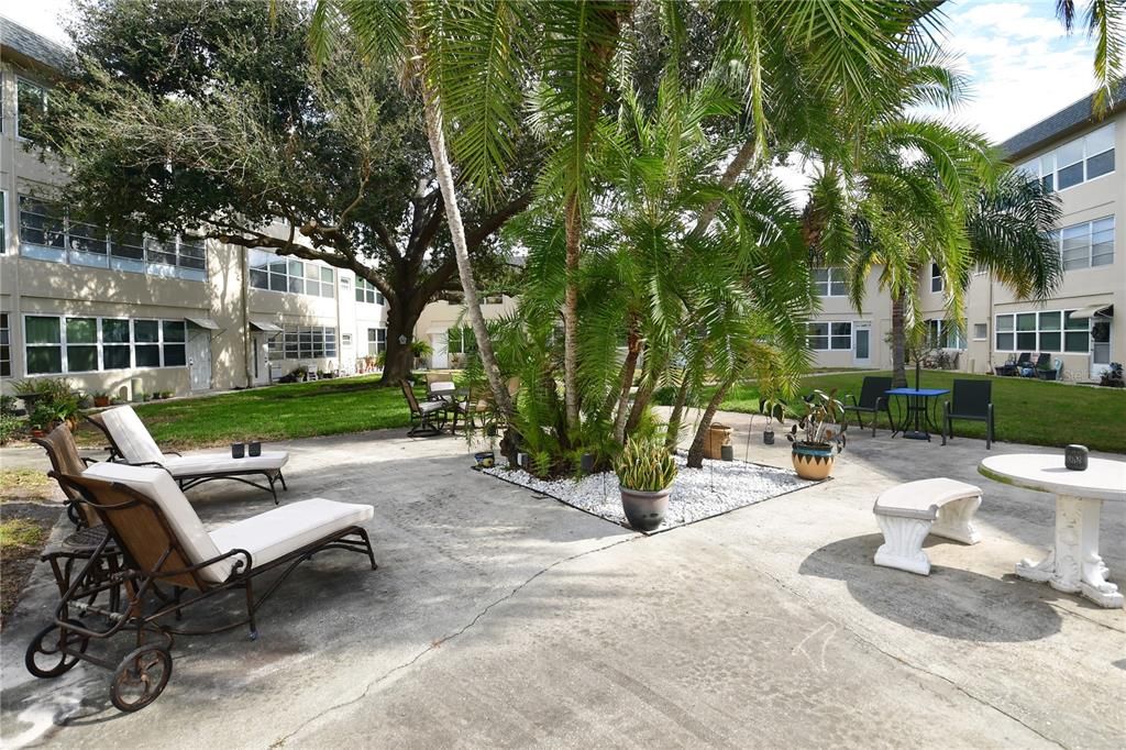 For Sale: $59,900 (1 beds, 1 baths, 869 Square Feet)