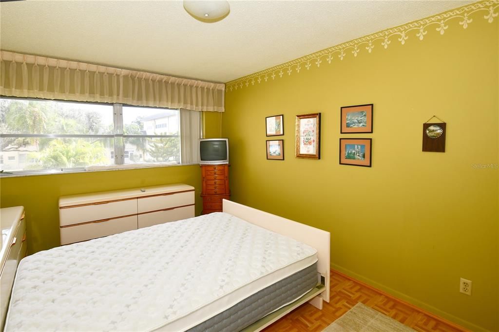 For Sale: $59,900 (1 beds, 1 baths, 869 Square Feet)