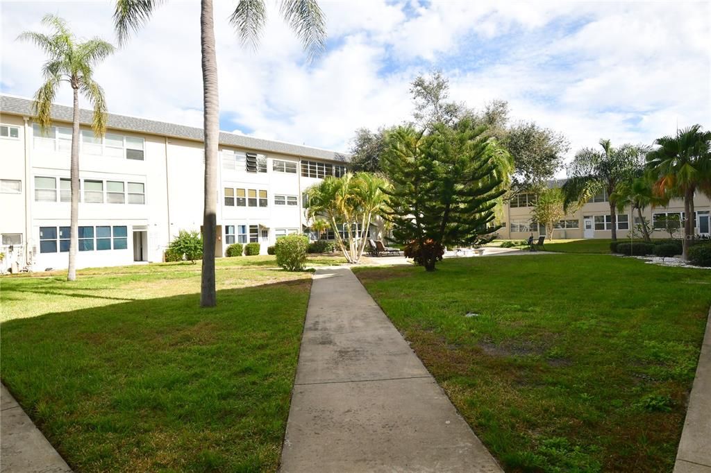 For Sale: $59,900 (1 beds, 1 baths, 869 Square Feet)