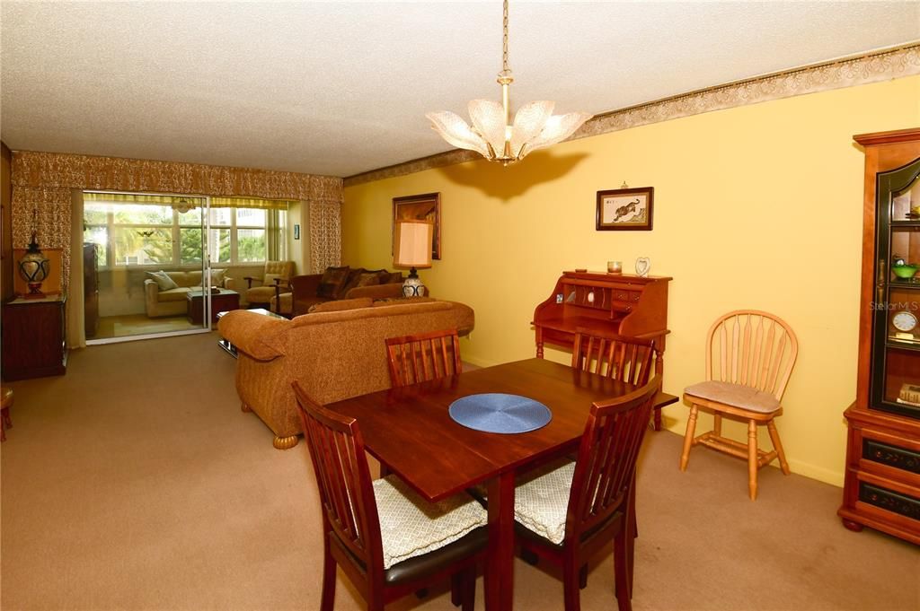 For Sale: $59,900 (1 beds, 1 baths, 869 Square Feet)