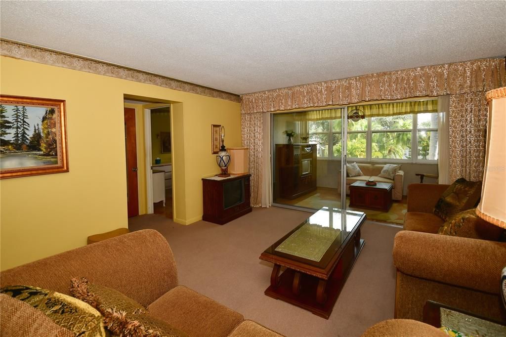 For Sale: $59,900 (1 beds, 1 baths, 869 Square Feet)