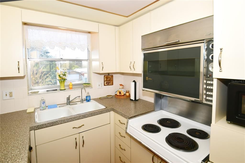 For Sale: $59,900 (1 beds, 1 baths, 869 Square Feet)