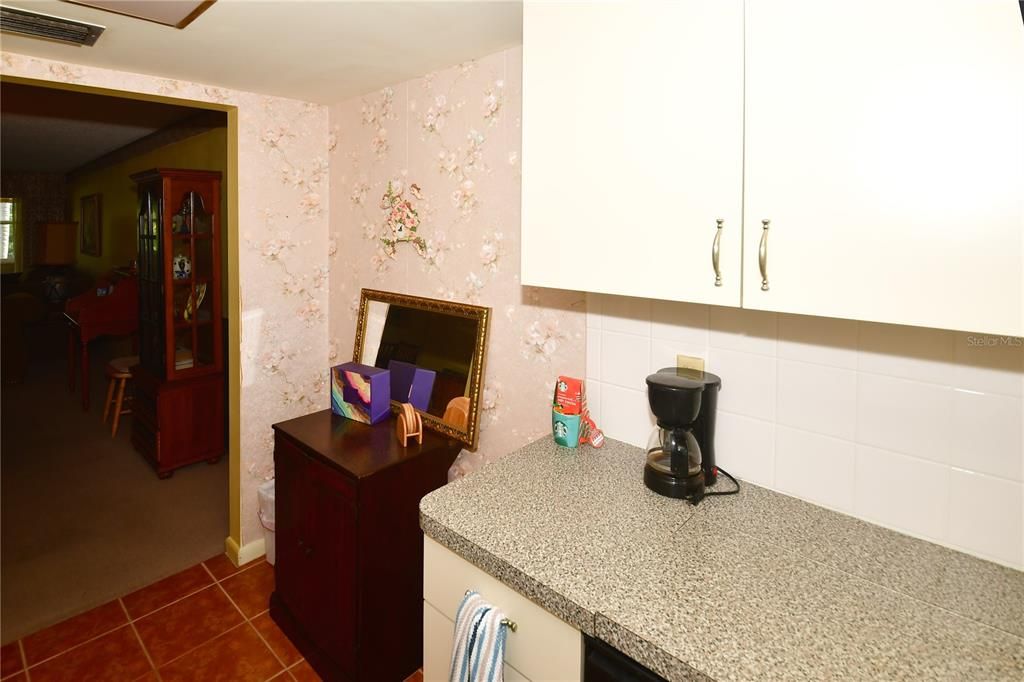 For Sale: $59,900 (1 beds, 1 baths, 869 Square Feet)