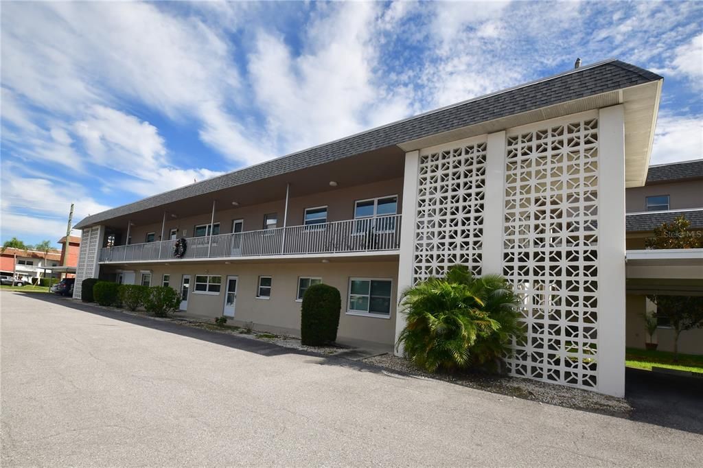 For Sale: $59,900 (1 beds, 1 baths, 869 Square Feet)