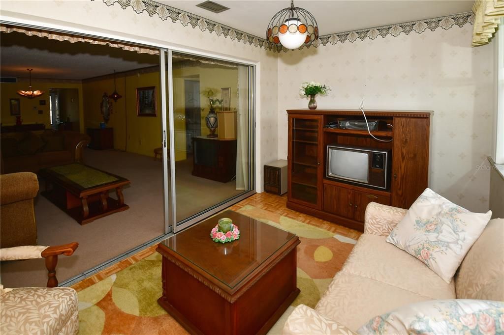 For Sale: $59,900 (1 beds, 1 baths, 869 Square Feet)