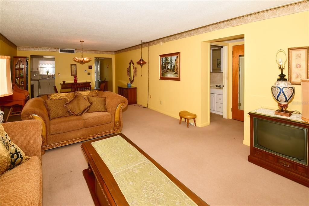 For Sale: $59,900 (1 beds, 1 baths, 869 Square Feet)