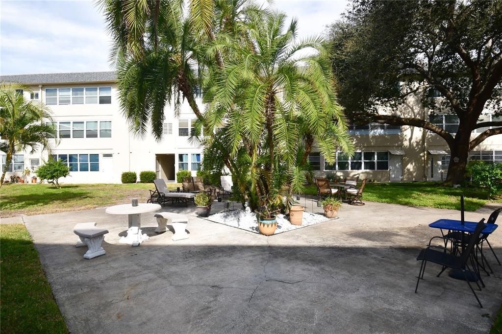 For Sale: $59,900 (1 beds, 1 baths, 869 Square Feet)