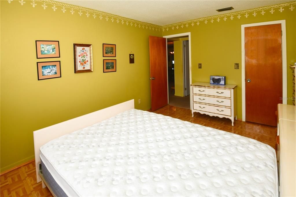 For Sale: $59,900 (1 beds, 1 baths, 869 Square Feet)