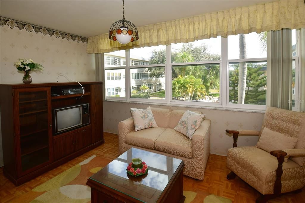 For Sale: $59,900 (1 beds, 1 baths, 869 Square Feet)