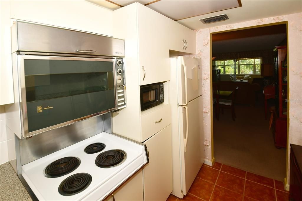 For Sale: $59,900 (1 beds, 1 baths, 869 Square Feet)