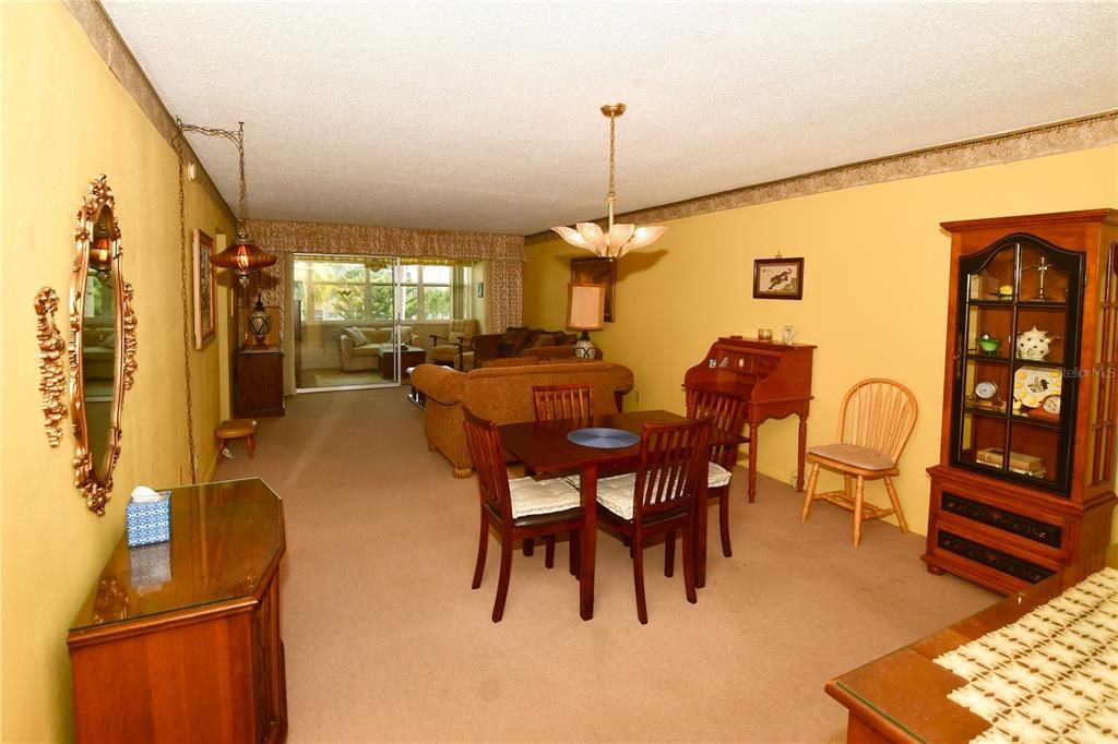 For Sale: $59,900 (1 beds, 1 baths, 869 Square Feet)