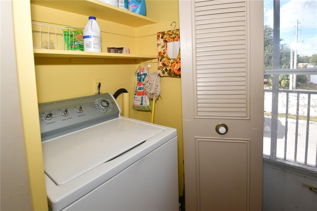 For Sale: $59,900 (1 beds, 1 baths, 869 Square Feet)