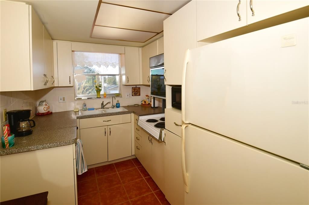 For Sale: $59,900 (1 beds, 1 baths, 869 Square Feet)