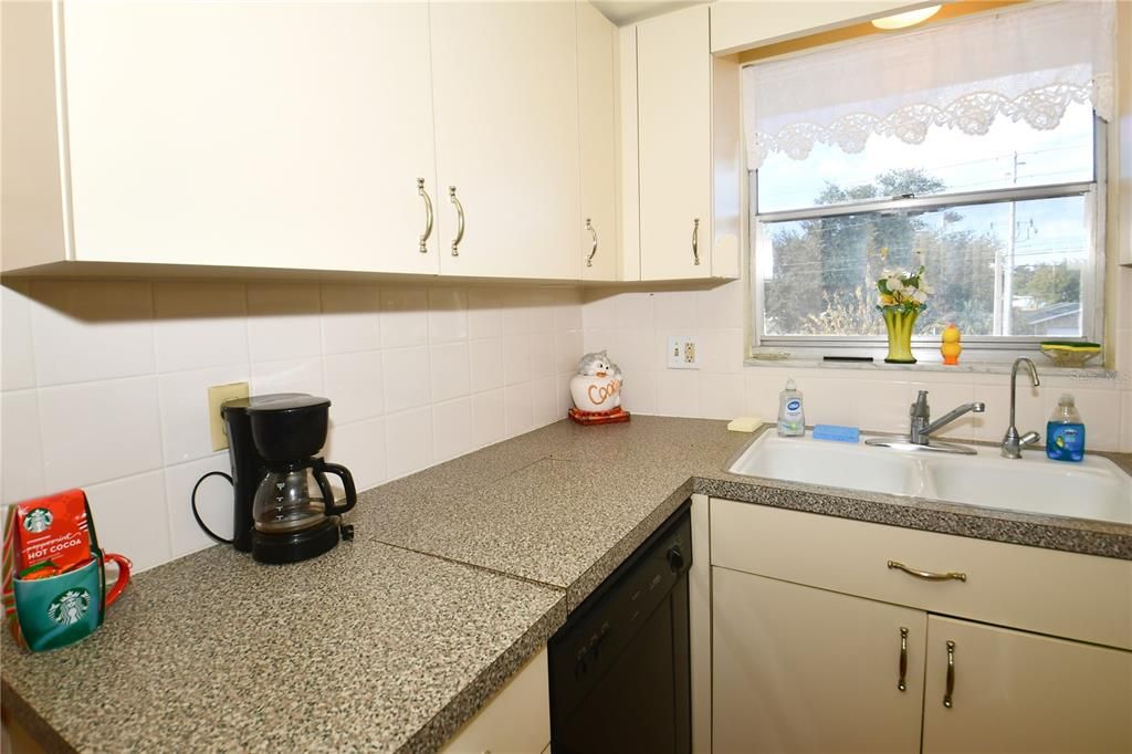 For Sale: $59,900 (1 beds, 1 baths, 869 Square Feet)