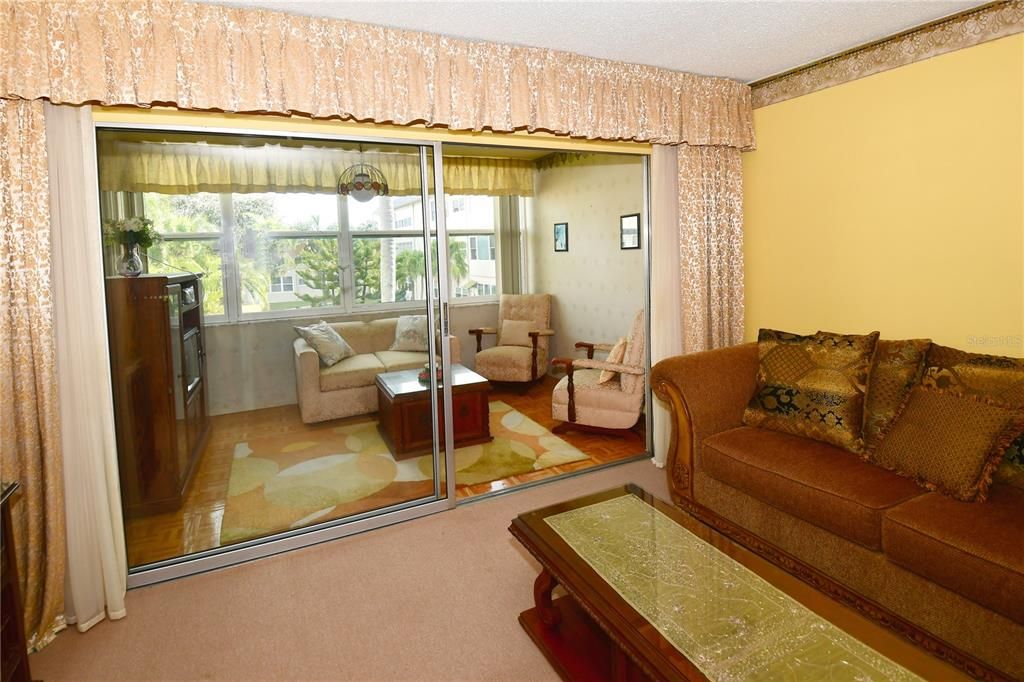 For Sale: $59,900 (1 beds, 1 baths, 869 Square Feet)