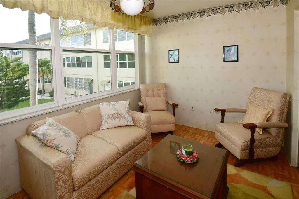 For Sale: $59,900 (1 beds, 1 baths, 869 Square Feet)