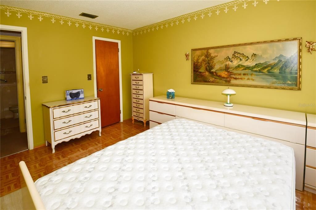 For Sale: $59,900 (1 beds, 1 baths, 869 Square Feet)