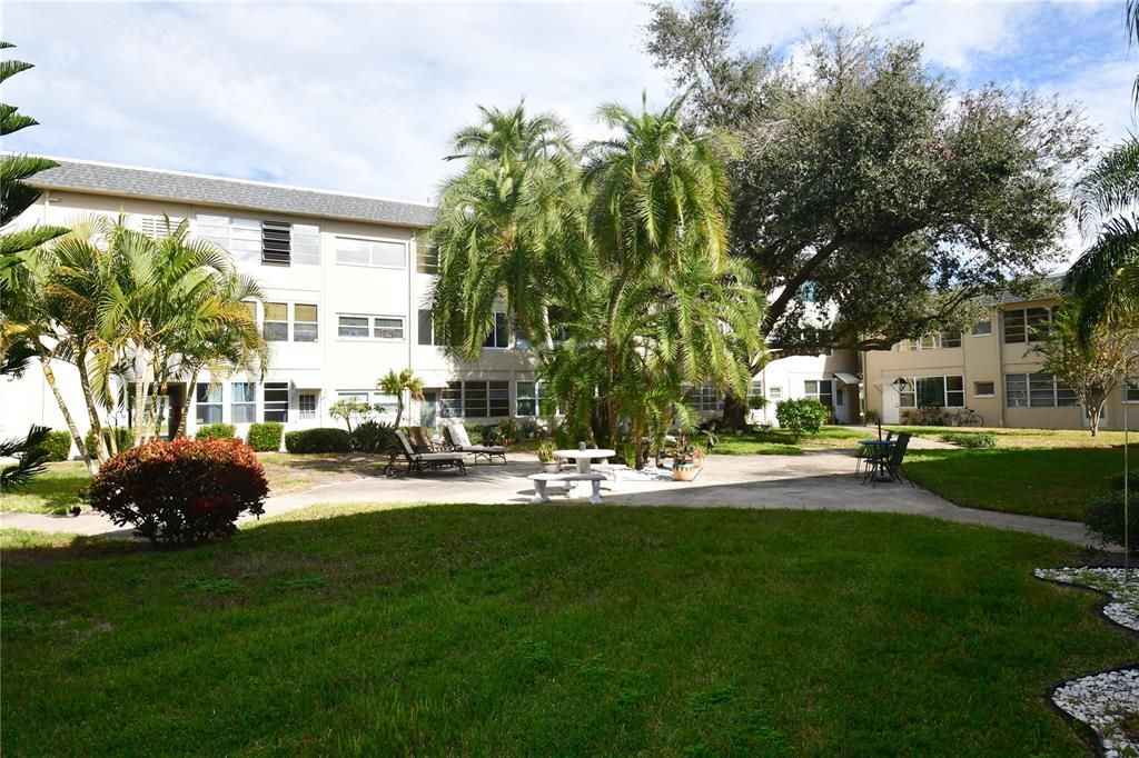 For Sale: $59,900 (1 beds, 1 baths, 869 Square Feet)