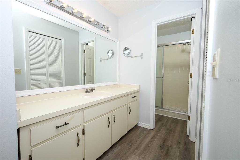 For Sale: $299,000 (2 beds, 2 baths, 1078 Square Feet)