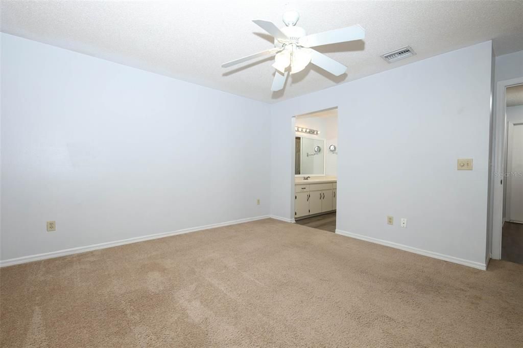 For Sale: $299,000 (2 beds, 2 baths, 1078 Square Feet)