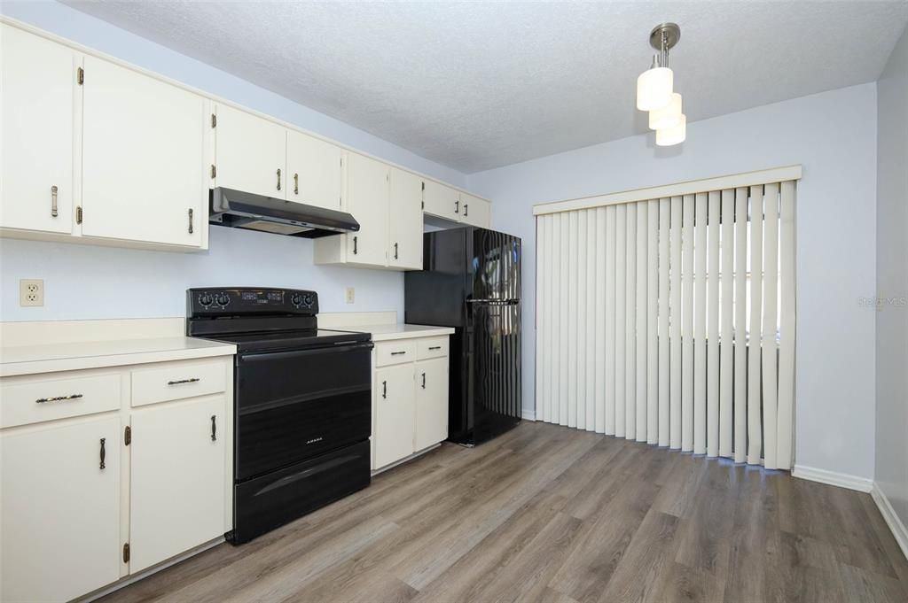For Sale: $299,000 (2 beds, 2 baths, 1078 Square Feet)