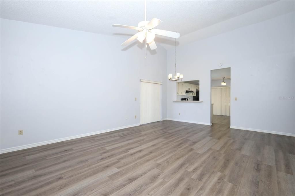 For Sale: $299,000 (2 beds, 2 baths, 1078 Square Feet)