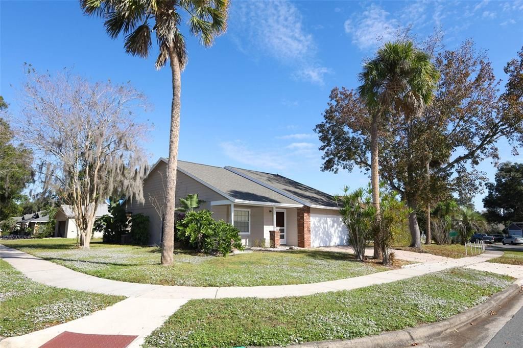 For Sale: $299,000 (2 beds, 2 baths, 1078 Square Feet)