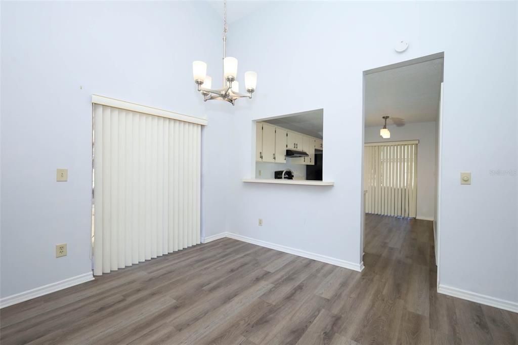 For Sale: $299,000 (2 beds, 2 baths, 1078 Square Feet)