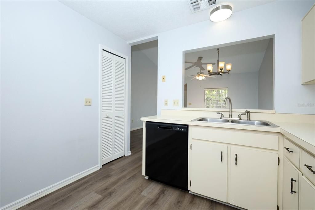 For Sale: $299,000 (2 beds, 2 baths, 1078 Square Feet)