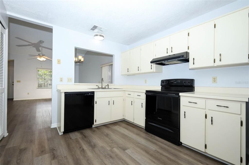 For Sale: $299,000 (2 beds, 2 baths, 1078 Square Feet)