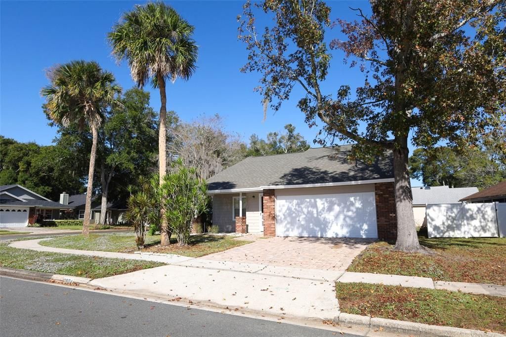 For Sale: $299,000 (2 beds, 2 baths, 1078 Square Feet)