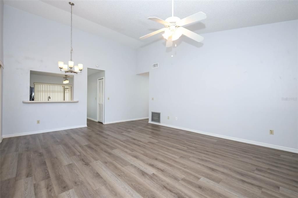 For Sale: $299,000 (2 beds, 2 baths, 1078 Square Feet)