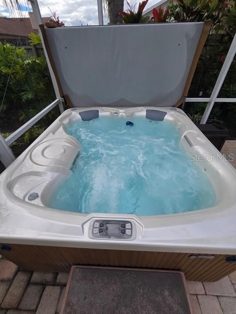 En Venta: $580,000 (4 camas, 2 baños, 1931 Pies cuadrados)