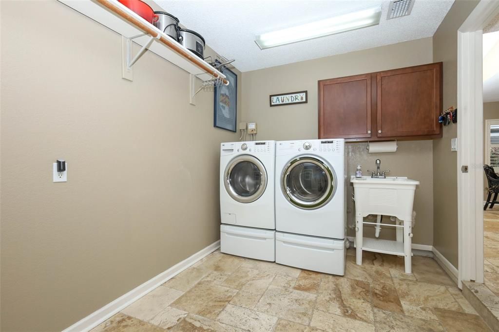 En Venta: $580,000 (4 camas, 2 baños, 1931 Pies cuadrados)