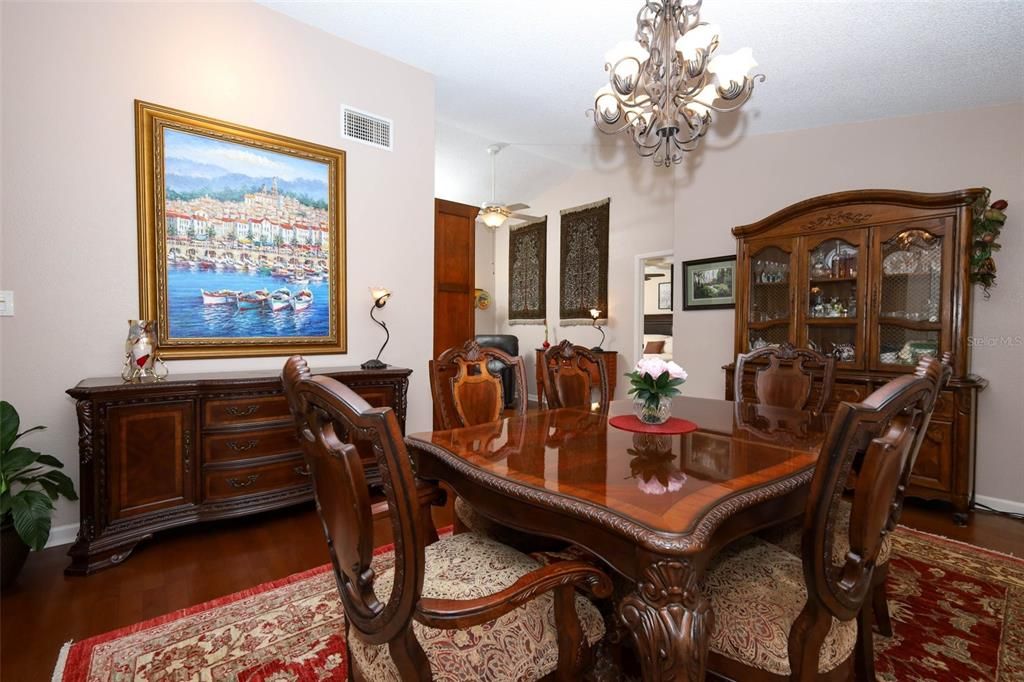 En Venta: $580,000 (4 camas, 2 baños, 1931 Pies cuadrados)