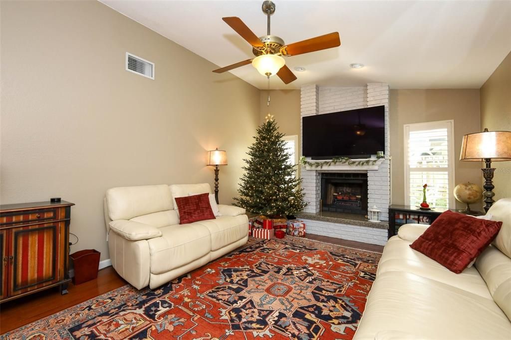 En Venta: $580,000 (4 camas, 2 baños, 1931 Pies cuadrados)