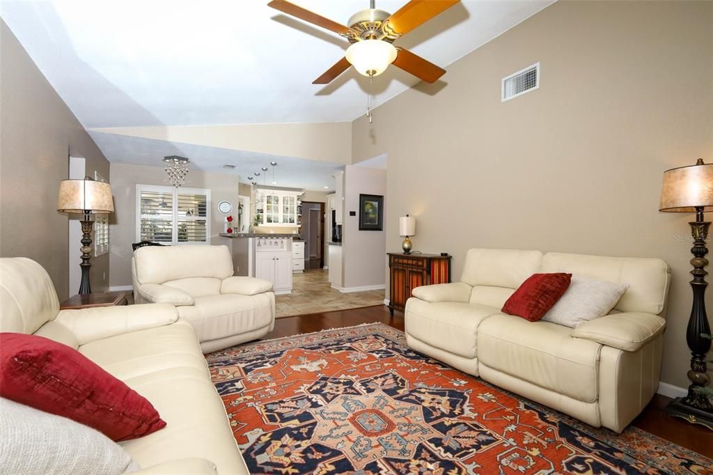 En Venta: $580,000 (4 camas, 2 baños, 1931 Pies cuadrados)