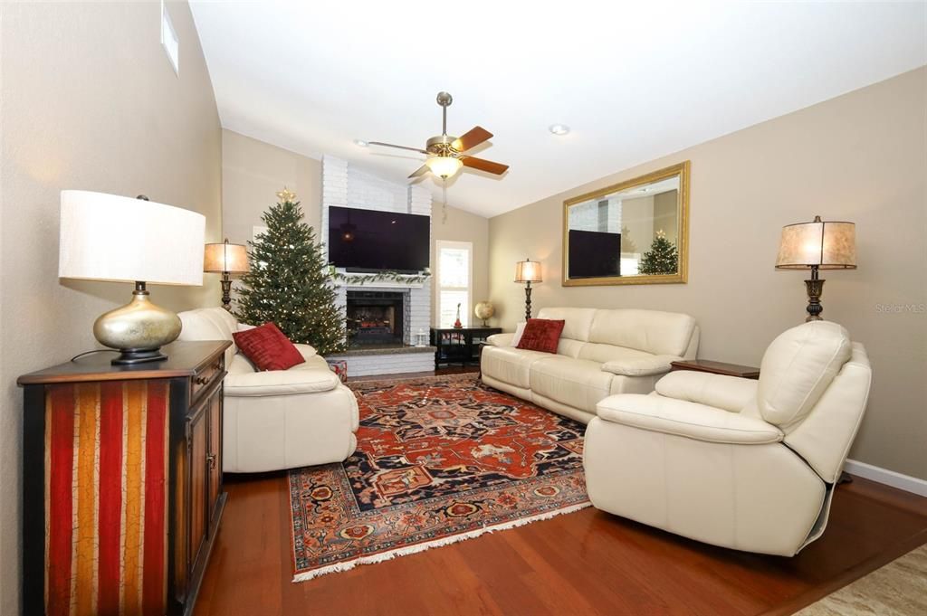 En Venta: $580,000 (4 camas, 2 baños, 1931 Pies cuadrados)