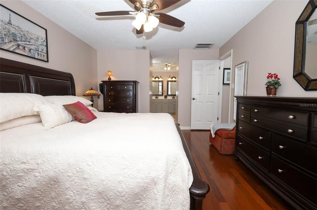 En Venta: $580,000 (4 camas, 2 baños, 1931 Pies cuadrados)