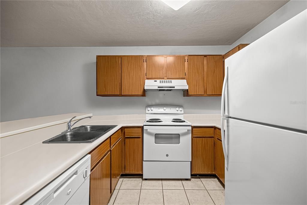 На продажу: $135,000 (2 спален, 2 ванн, 874 Квадратных фут)