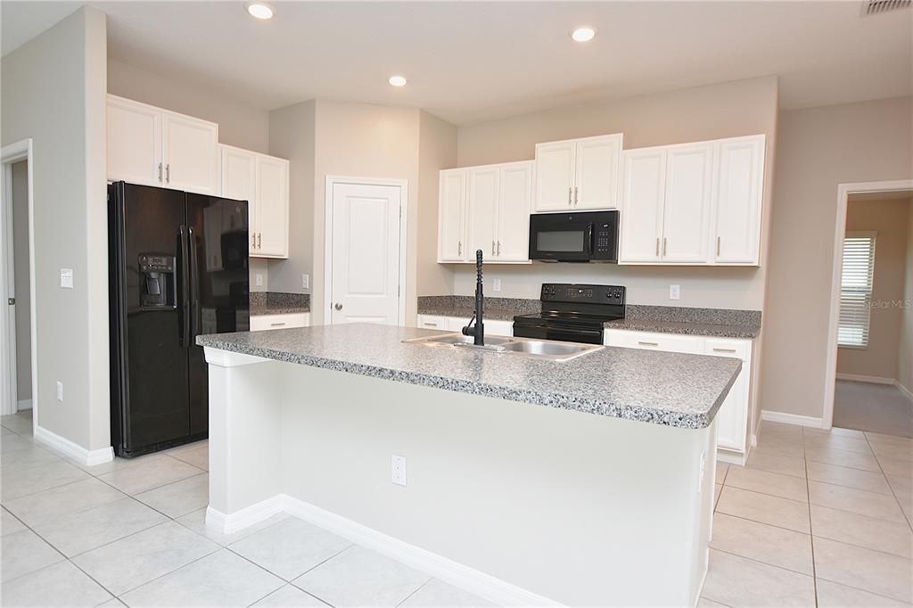 For Rent: $2,200 (4 beds, 2 baths, 1817 Square Feet)