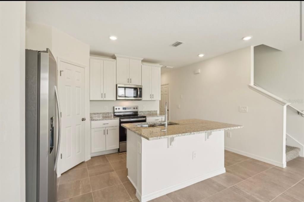 For Rent: $2,200 (3 beds, 2 baths, 1477 Square Feet)